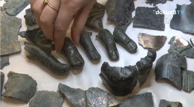 İzmir'deki "antik hurdalık"ta yaklaşık 2 bin bronz heykel parçası bulundu