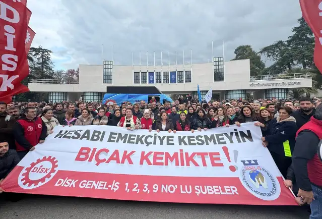 İzmir Büyükşehir Belediyesi'nin İller Bankası alacağının kesilmesinden sonra belediye işçileri iş bıraktı