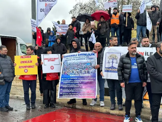 Kademeli emeklilik bekleyenler emekçilerden iktidara kırmızı kartlı protesto