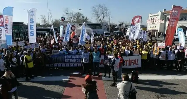 Sağlıkçılar Kadıköy'den seslendi: Yarattığınız sistem ölmesin diye bebeklerin ölmesine sessiz kalıyorsunuz