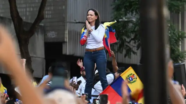 Venezuela'da iktidar ve muhalefet destekçileri aynı gün gösteri düzenledi