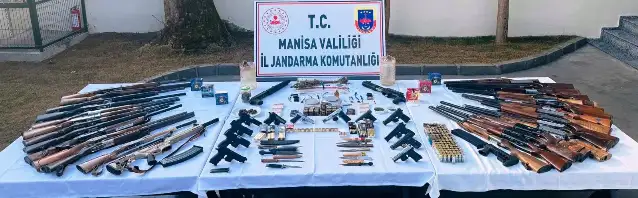 Manisa'da jandarmadan uyuşturucu tacirleri ve silah tüccarlarına operasyon