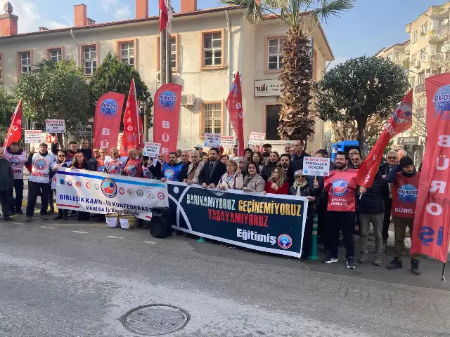 Manisa’daki sendikalardan TÜİK önünde mumlu ve boş sepetli eylem