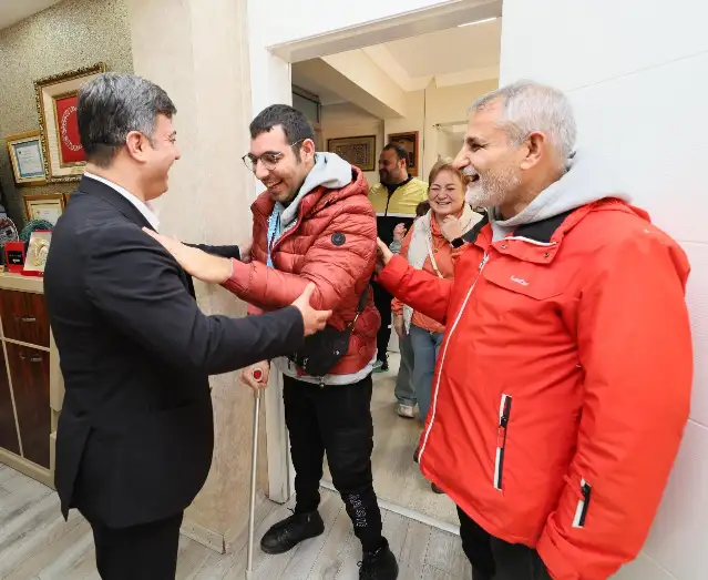 Şampiyon yüzücüleri Gençlik ve Spor İl Müdürü Öztürk, makamda ağırlandı