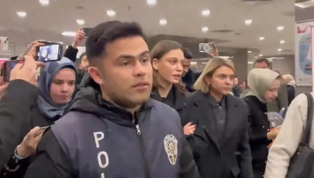Serenay Sarıkaya, menajer Ayşe Barım'a yönelik soruşturma kapsamında ifade verdi