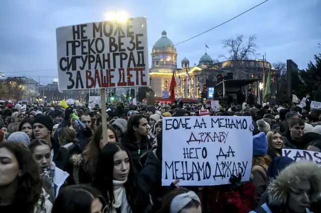 Sırbistan'da öğrenciler, Anayasa Mahkemesi önünde protesto düzenledi