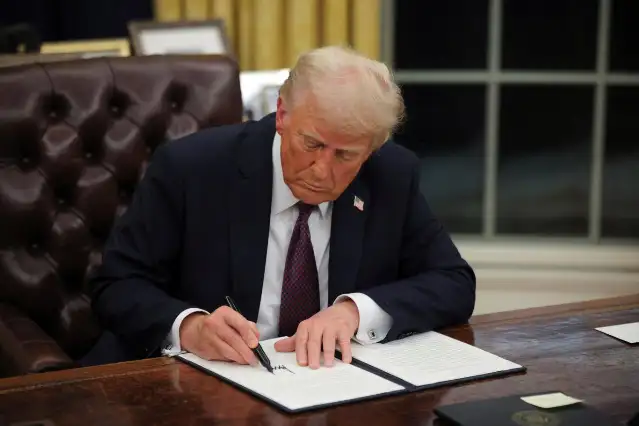 Trump, "Genesis Mission" isimli yapay zeka girişimine dair kararnameyi imzaladı