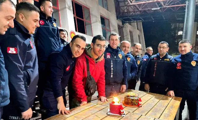 Engelli yüzücüden itfaiyecilere pastalı yılbaşı kutlaması