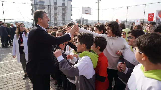 Öğrencilerden Başkan Tutdere’ye duygulandıran karşılama: Sizinle birlikte bizlere yeniden yaşama sevinci geldi