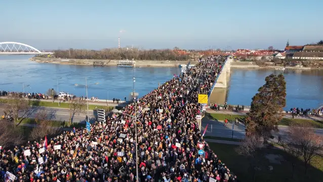 Sırbistan'da tren istasyonundaki ölümlü kazayı protesto eden öğrenciler, Novi Sad'a ulaştı
