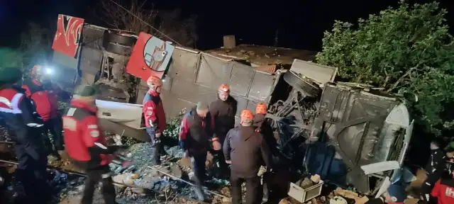 Antalya'da yolcu otobüsü şarampole devrildi: 33 yaralı