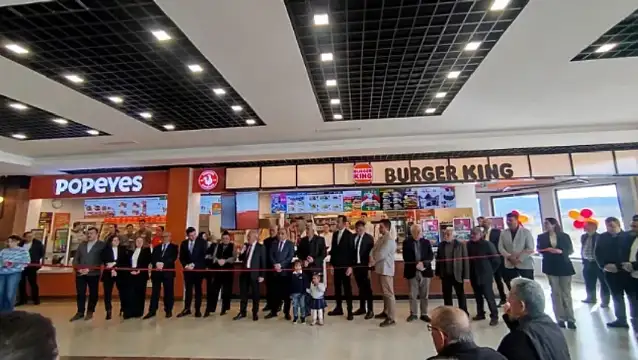 AKP’liler ‘boykot listesi’ndeki Burger King'i dualarla açtı