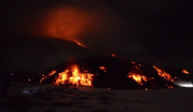 İtalya'da Etna Yanardağı kül ve lav püskürtüyor