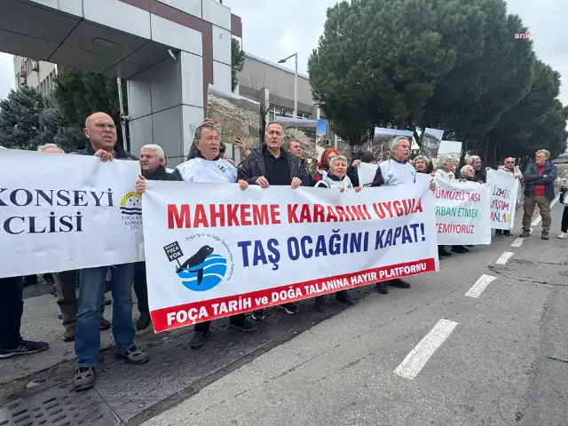 İzmir Foça'da mahkeme kararına rağmen iki taş ocağının faaliyetlerine devam etmesi protesto edildi