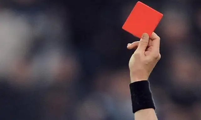 Hakeme bıçakla saldıran futbolcu ömür boyu men edildi