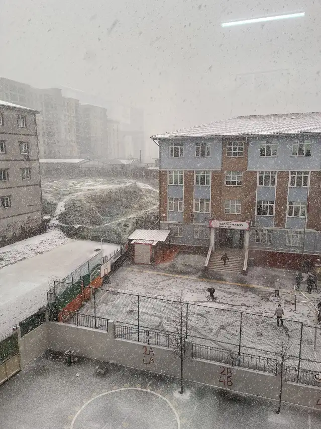 İstanbul'da yarın kar nedeniyle okullar tatil edildi