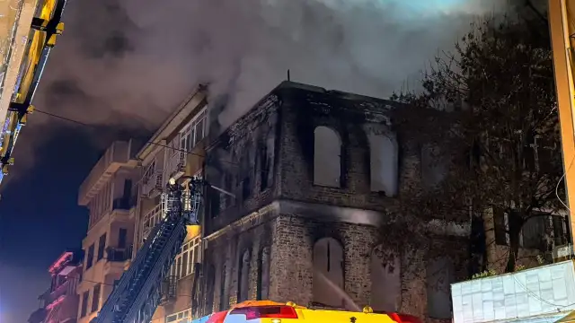 Kadıköy'de tarihi binada yangın: 1 ölü