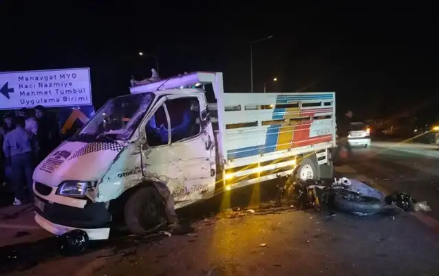 Kamyonet ile motosiklet çarpıştı: 1 ölü, 2 yaralı