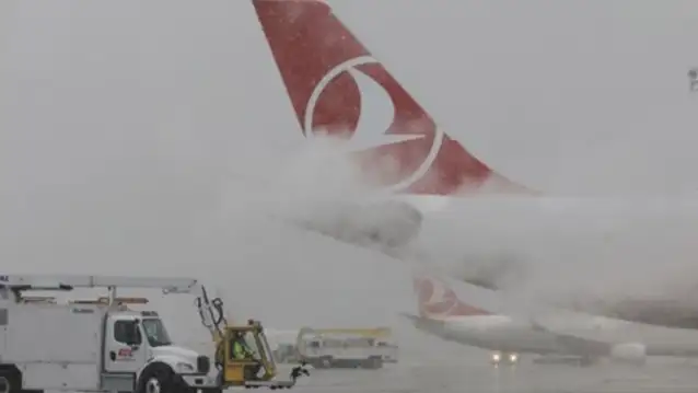 İstanbul’da uçaklar uzun süre havada tur atmak zorunda kaldı