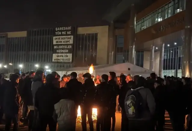 Abdullah Zeydan'a hapis cezası verilmesine karşı belediye önünde çadır kuruldu
