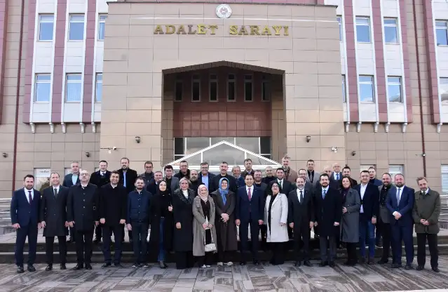 AK Parti Manisa il başkanı Turgut ve yönetimi mazbata aldı
