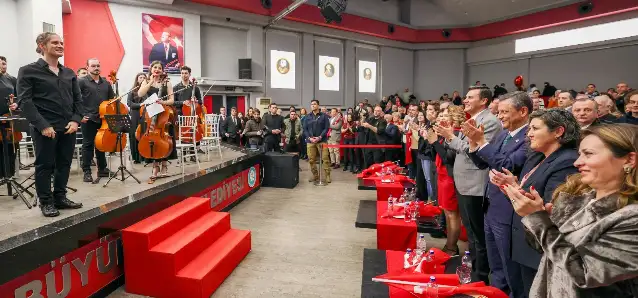 CHP Genel Başkanı Özel, sevgililer gününde eşi ile Manisa’da senfoni konserine katıldı