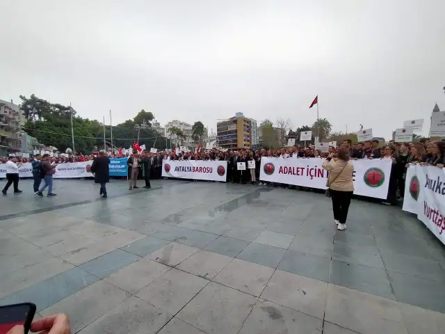 Antalya'da avukatlar ‘Hukuksuzluğa karşı’ yürüdü
