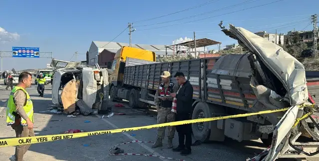 Hatay'da işçi servisinin tıra çarpması sonucu 6 kişi öldü, 8 kişi yaralandı