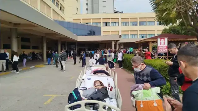 Akdeniz Üniversitesi Acil Servisinde yangın çıktı, hastalar acil olarak tahliye ediliyor.