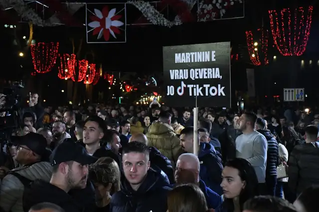 Arnavutluk'ta TikTok'un erişime kapatılması protesto edildi