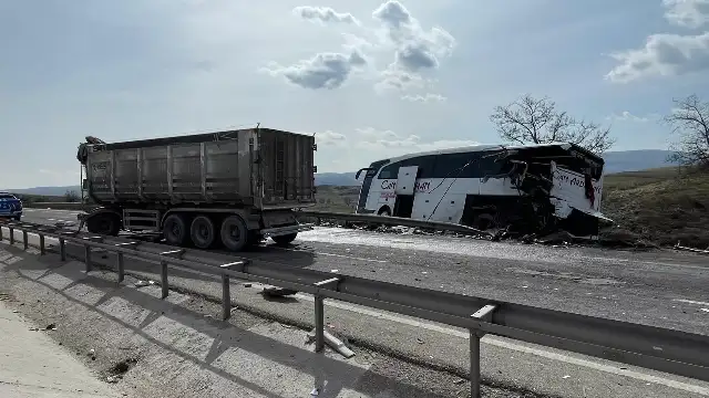 Tır yolcu otobüsüne çarptı: Çok sayıda yaralı var
