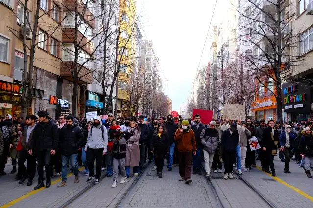 Eskişehir’de üniversite öğrencileri İmamoğlu’nun gözaltına alınmasına tepki yürüyüşü gerçekleştirdi, polisten biber gazı