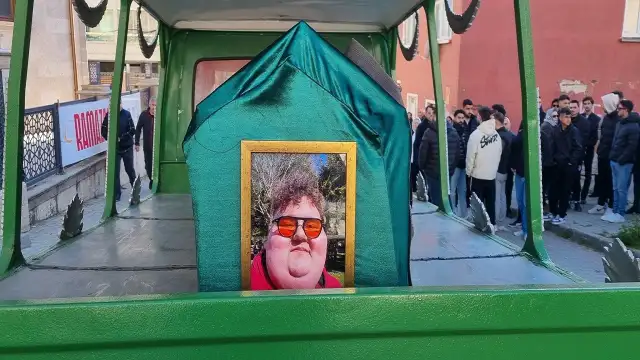 TikTok fenomeni Efecan aşırı yemekten öldü