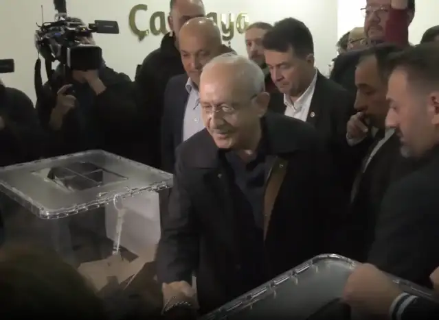 Kemal Kılıçdaroğlu İmamoğlu için oy kullandı: "Biz demokrasi mücadelesini bedeli ne olursa olsun vermek zorundayız"