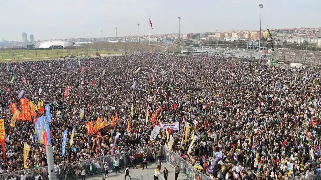 İstanbul'da son yılların en kitlesel Newroz'u kutlandı, yüz binler barış ve demokrasi için buluştu