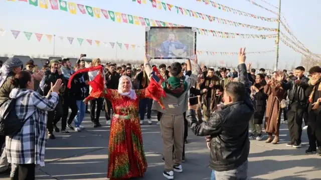 İstanbul Newroz'u yüz binlerin katılımıyla başladı