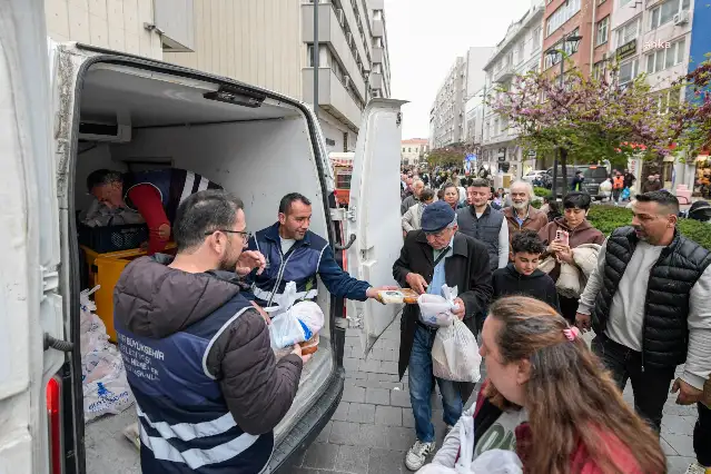 Yasaklamalarda sınır yok, İzmir valiliği İzmir Büyükşehir'in iftar yemeğini bile yasakladı