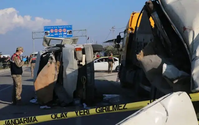 Katliam gibi kaza: Tıra çarpan işçi servisi 6 kişiye mezar oldu, 8 kişi de yaralı