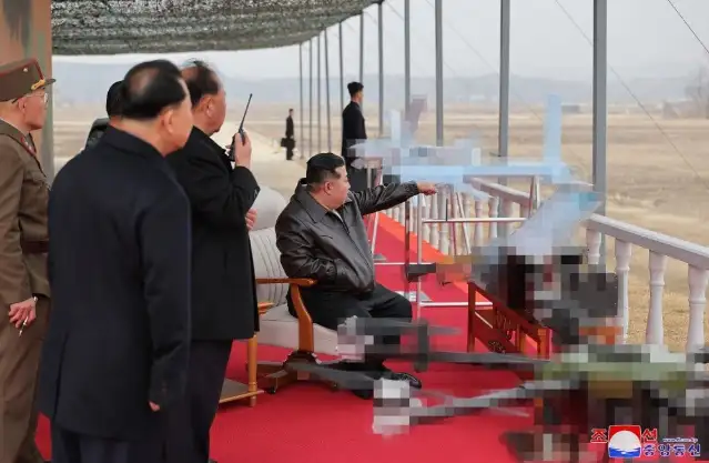 Kuzey Kore Lideri Kim yapay zeka teknolojisiyle geliştirilen İHA'ları inceledi