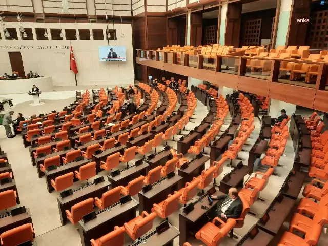 Emekli ikramiyesinin de yer aldığı kanun teklifi görüşmelerinde AKP sıraları boş kaldı
