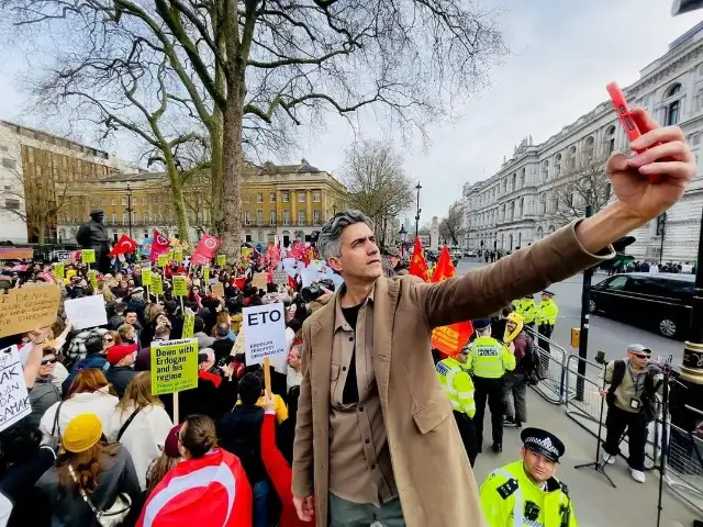 Memet Ali Alabora İmamoğlu'yla dayanışma için Londra'dan ses verdi: Kurtuluş yok tek başına