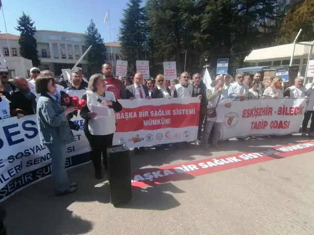 Eskişehir'de sağlık emekçileri açıklama yaptı: Güvenli, çağdaş, insani çalışma ortamları istiyoruz