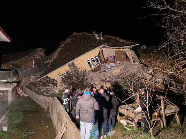 Sinop'ta 3 evin yıkıldığı heyelanda 4 kişi yaralı kurtarıldı