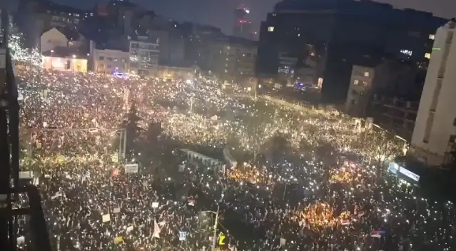 Sırbistan'da binlerce genç hükümetin istifası talebiyle eylem yaptı