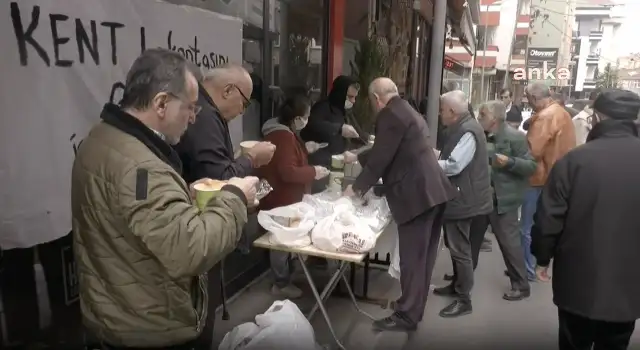 Şişli'de kapatılan Kent Lokantası önünde halk sofrası kuruldu: "Bunlar bizim aç kalmamızı istiyorlar"