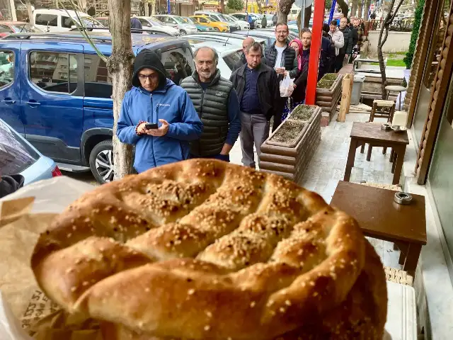 Manisalılar Ramazan’ın ilk pidesine ulaşmak için uzun kuyruklara girdi