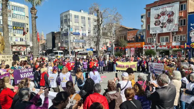 Edremit’te 8 Mart: Kadınlar eşitlik ve özgürlük için meydanlardaydı