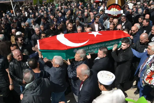 Yüzlerce Manisalı siyasetin duayeni Ümit Canuyar'ı sonsuzluğa uğurladı