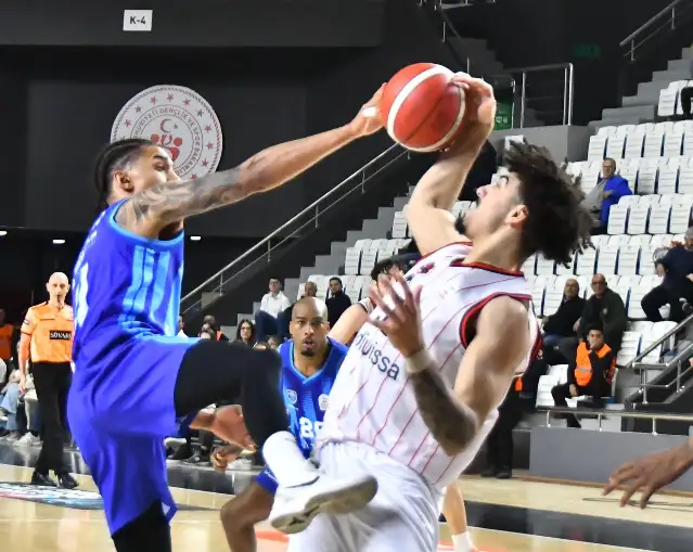 Manisa Basket Divissa lige tutunma umudu taşıyan Türk Telekom maçında 87-89 yenildi