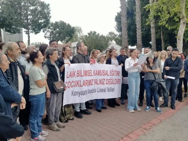 Antalya’da öğrenci velilerinden protesto: Laik, demokratik, bilimsel eğitimden asla vazgeçmiyoruz